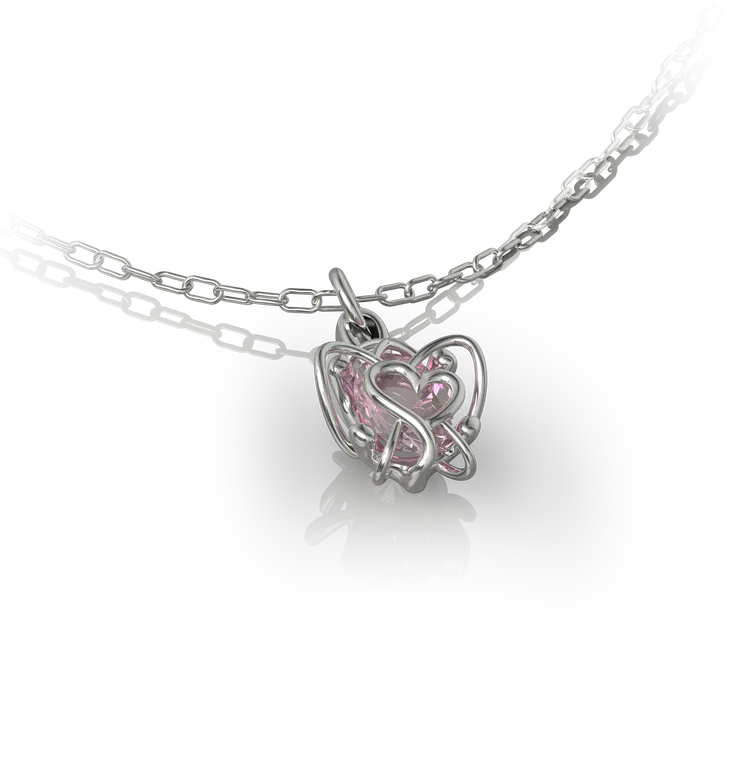Pendentif en or blanc sur sa chaîne, pierre rose facettée prise dans une cage de fils entrelacés, petit cœur en façade, fond blanc.