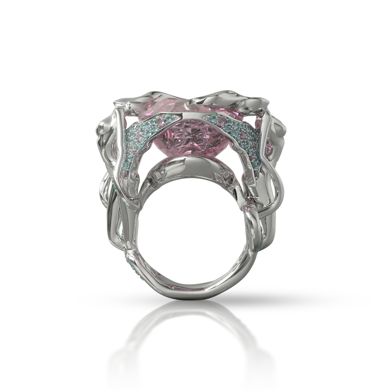 Bague en or blanc vue de face, morganite rose tenue par une cage d'entrelacs, pavage turquoise et rose sous la pierre, fond blanc.