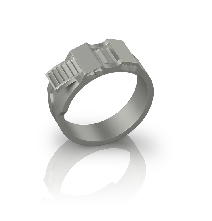 Bague en acier mat dessinée comme un collier de serrage, tête rectangulaire et brins striés, vue de trois quarts, fond blanc.