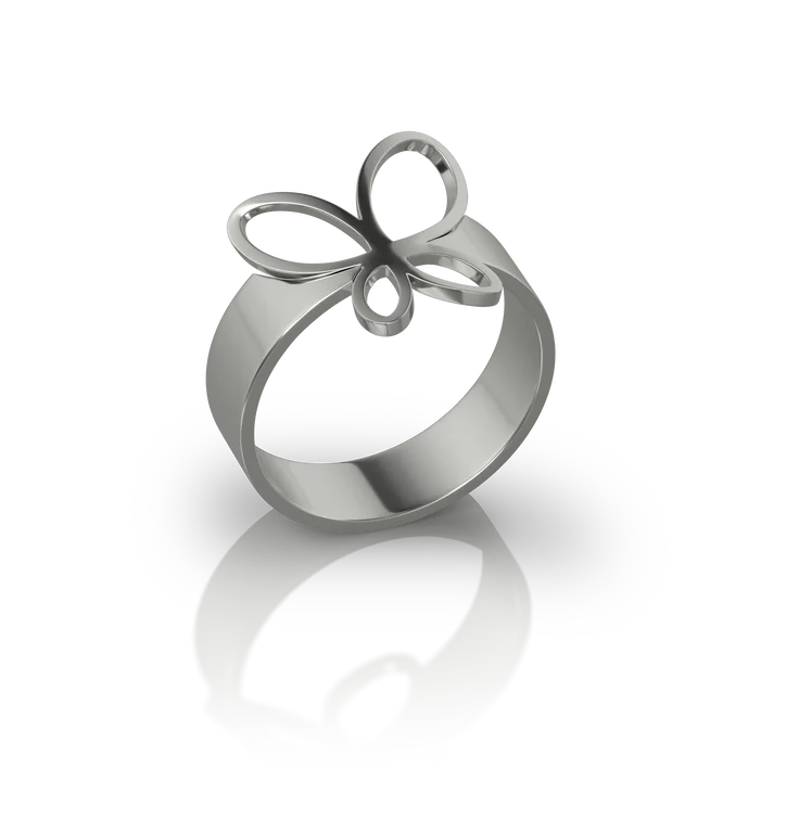 Bague en acier poli, anneau large et plat surmonté d'un papillon ajouré en quatre boucles, vue de trois quarts, fond blanc.