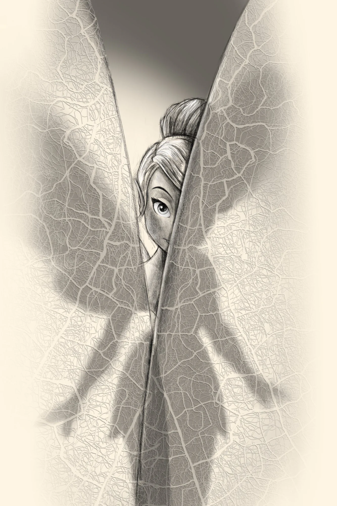 La Fée Clochette de Disney cachée derrière ses ailes veinées, un œil et le chignon visibles. Tableau en caisse américaine.