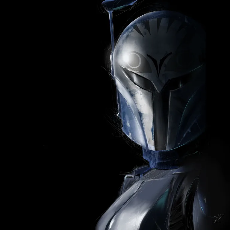 Casque mandalorien bleu et argent de Bo-Katan, de trois quarts, antenne relevée, fond noir.
