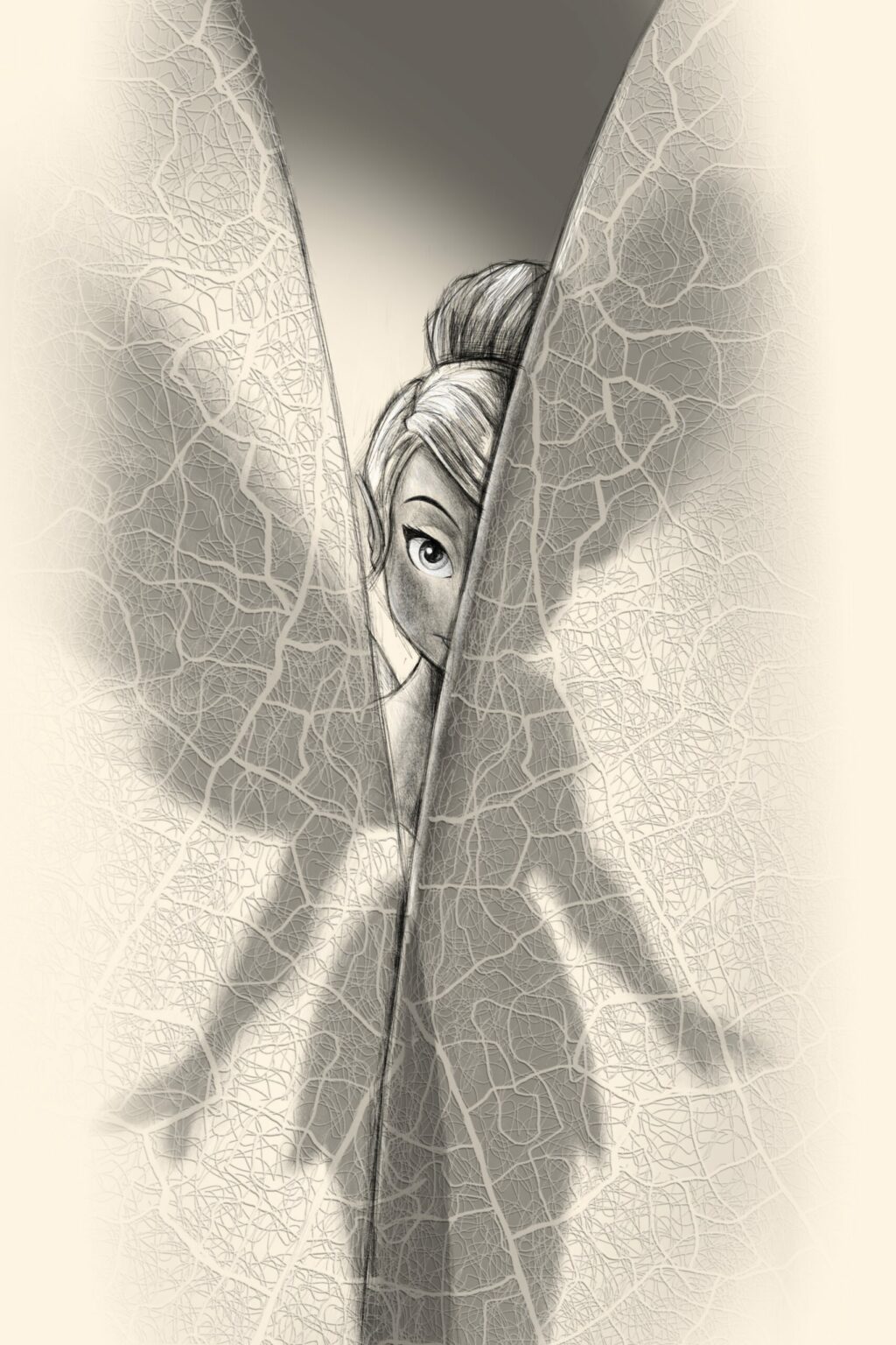 La Fée Clochette de Disney cachée derrière ses ailes veinées, un œil et le chignon visibles.