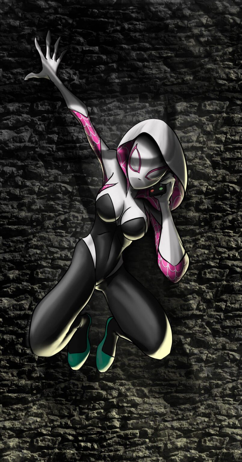 Spider-Gwen plaquée à un mur de pierre, une main agrippée, l'autre tenant un téléphone à l'oreille.